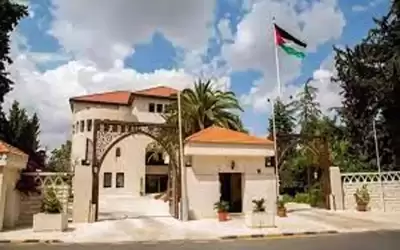 الحكومة تبقي العمل بالتوقيت الصيفي طيلة