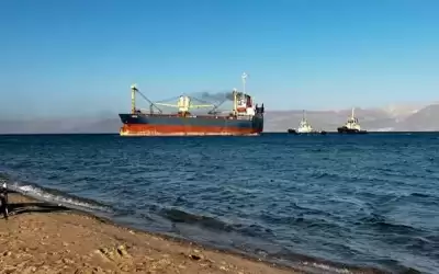 قطر الباخرة الجانحة إلى المرسى وحجزها