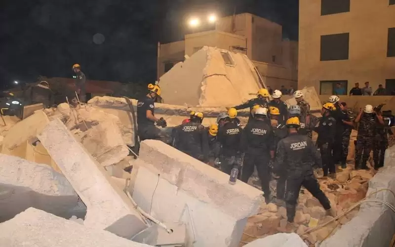 النائب العام في مكان انهيار عمارة