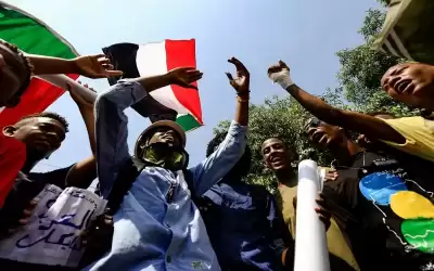 آلاف السودانيين في الشارع احتجاجا على