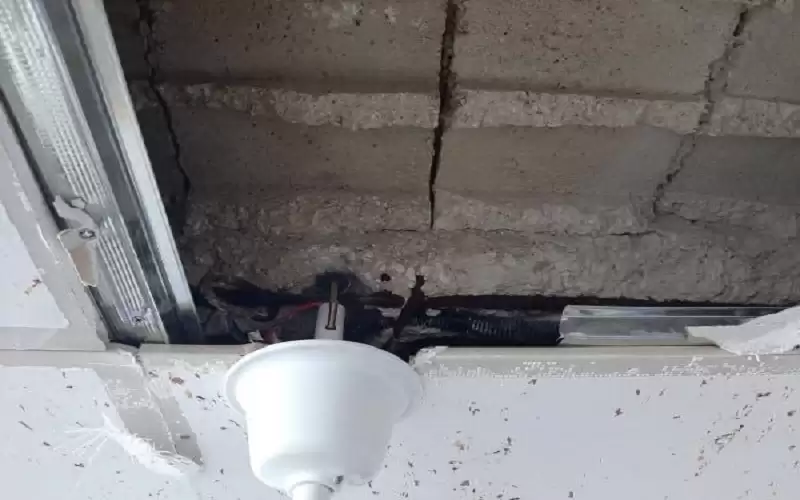 انهيار أجزاء من سقف مدرسة في