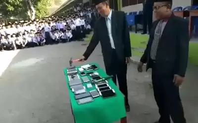 بالفيديو.. عقوبة إحضار الهاتف إلى المدرسة