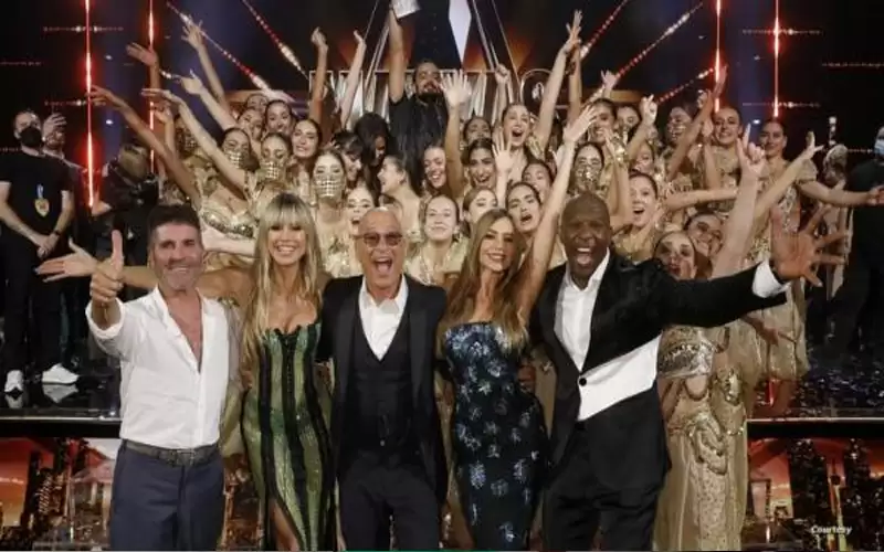 لحظة تتويج فرقة مياس اللبنانية بأميركا