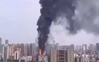 حريق كبير في ناطحة سحاب وسط