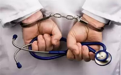 يعالج المرضى ويفحص السيدات .. القبض