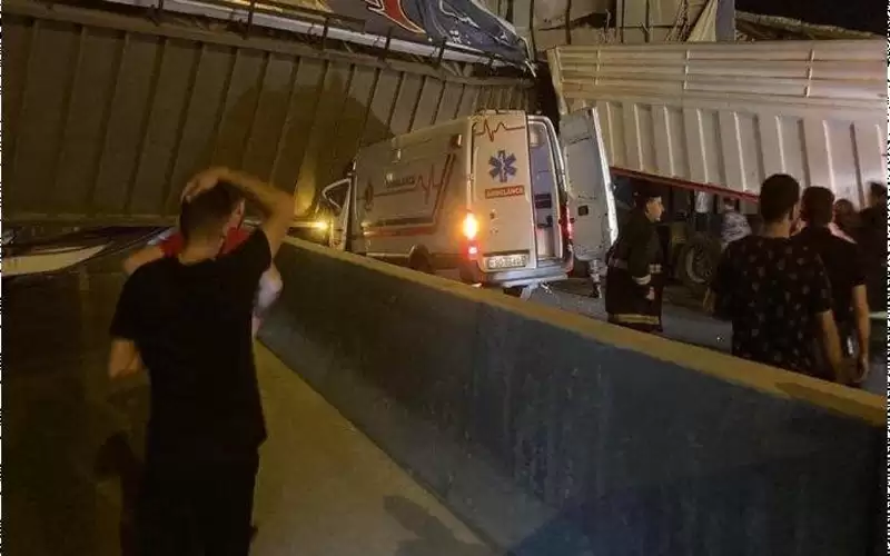 حوادث اصطدام عقب سقوط جسر للمشاة