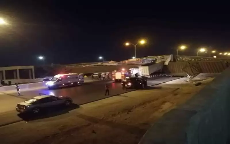 الكشف عن سبب اصطدام تريلا بجسر