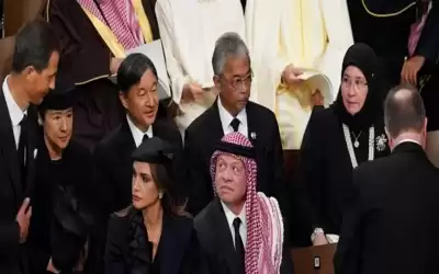 الملك والملكة يشاركان في مراسم جنازة