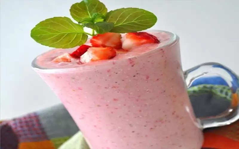 عصير الشوفان والفراولة المغذي للإفطار