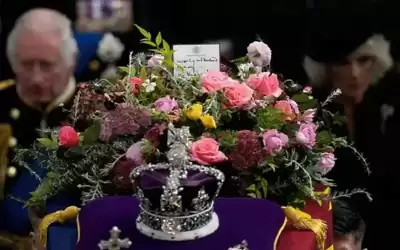 رسالة بخط اليد على نعش الملكة