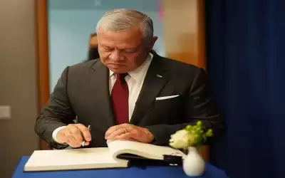 الملك يدون كلمة في سجل كبار