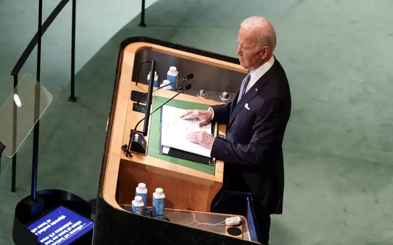 بايدن يتهم روسيا بإلقاء تهديدات نووية