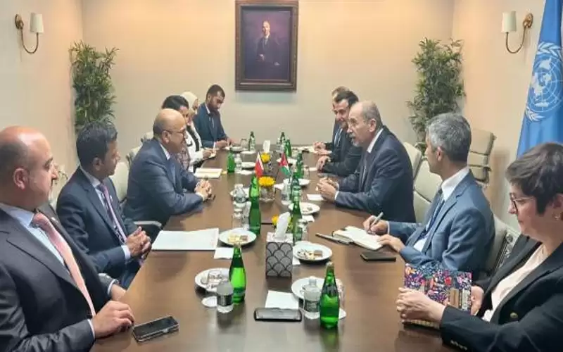 الصفدي يلتقي وزراء خارجية البحرين وهنغاريا