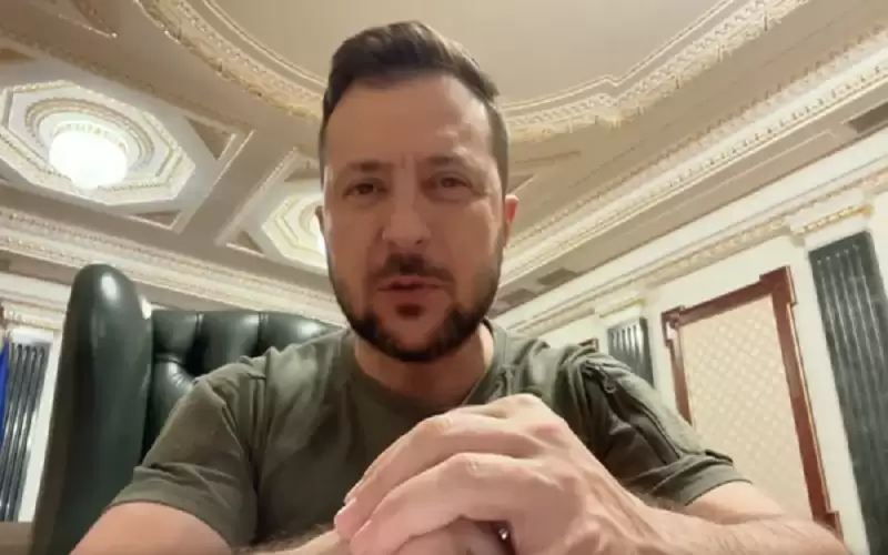 زيلينسكي يدعو الروس إلى رفض قرار