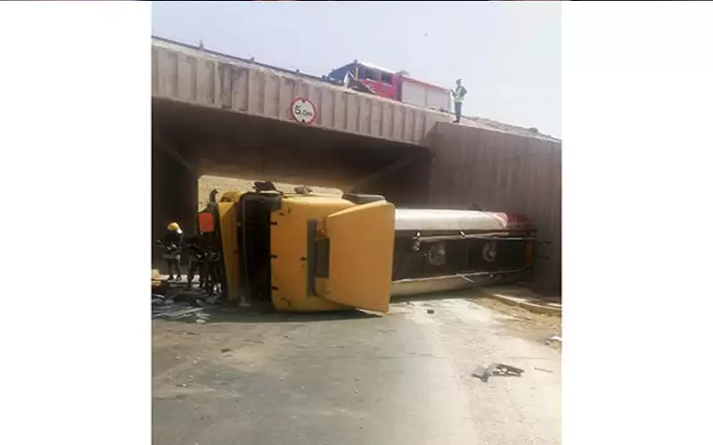 سقوط صهريج عن جسر بشارع 100