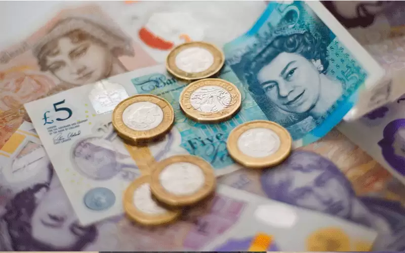 ​​الجنيه الإسترليني ينخفض لأدنى مستوى في