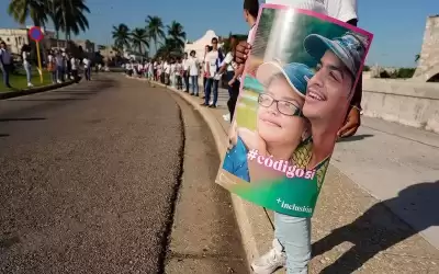 الكوبيون يقرون زواج المثليين والحمل للغير