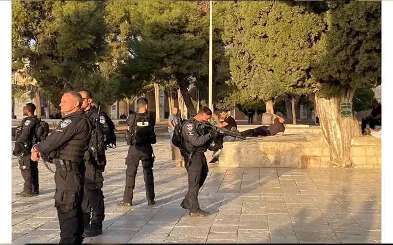 جيش الاحتلال يقتحم المسجد الأقصى ويمنع