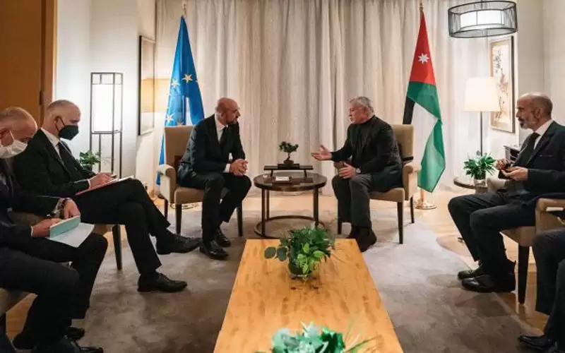 الملك يؤكد أهمية تعزيز التعاون بين