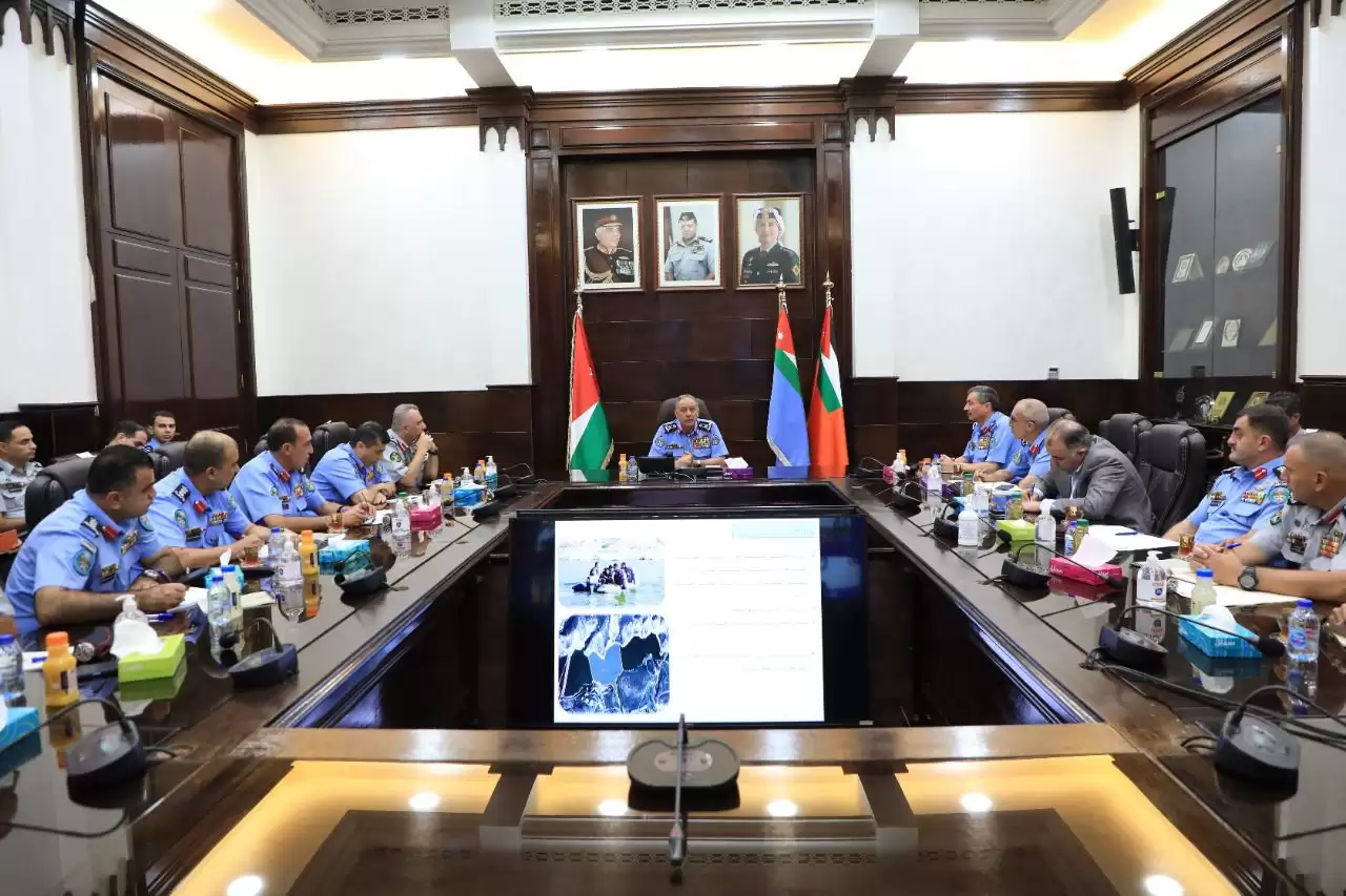 المعايطة يزور مديرية الدفاع المدني ويشيد