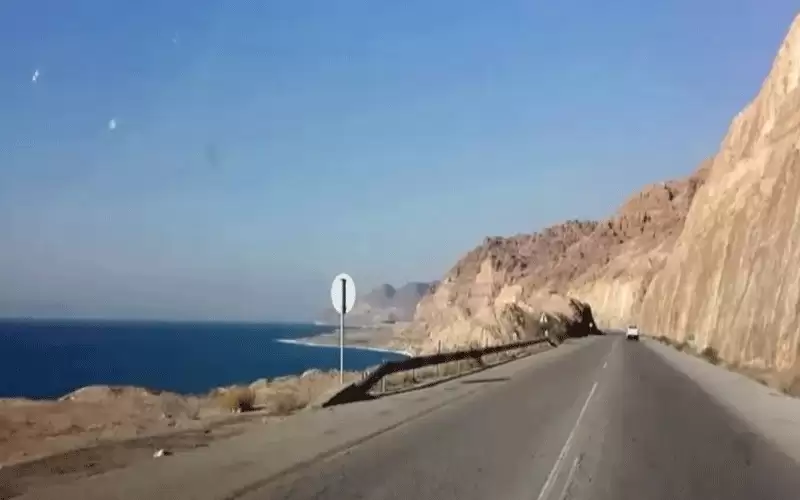 أعمال صيانة طريق البحر الميت -