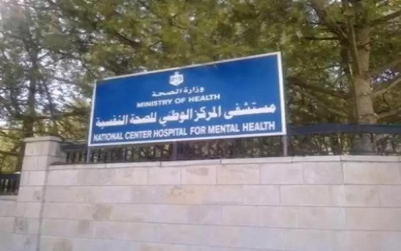 مريض نفسي يطعن فتاة في الرصيفة