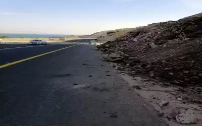 تساقط وانهيار للصخور على طريق البحر