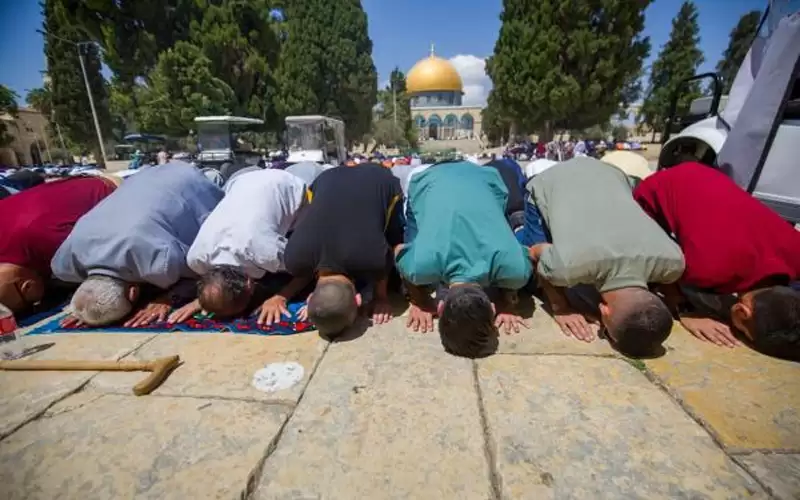 عشرات الآلاف يؤدون صلاة الجمعة في