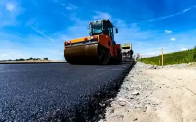 الأمانة تنفذ أعمال تعبيد وصيانة لطرق