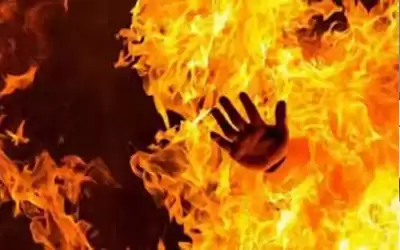 شخص يحرق نفسه في الزرقاء