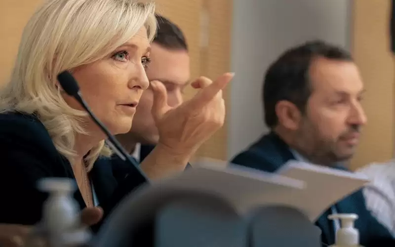 برلمانية فرنسية تطالب بـطرد مسلمين وماكرون