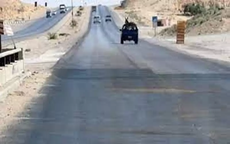 صندوق شاحنة يقطع اسلاك اتصلات فوق