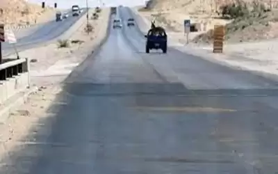 صندوق شاحنة يقطع اسلاك اتصلات فوق