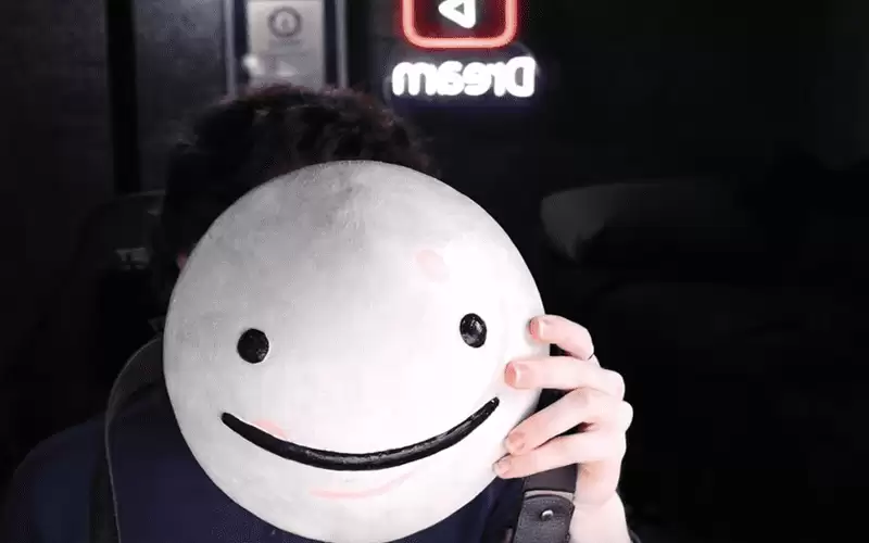 يوتيوبر غامض يكشف وجهه للمرة الأولى