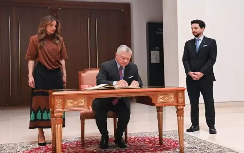 الملك يزور المتحف العماني ودار الأوبرا