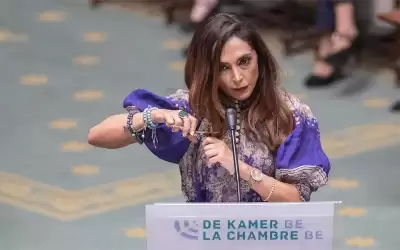 وزيرة بلجيكية تقص خصلة من شعرها