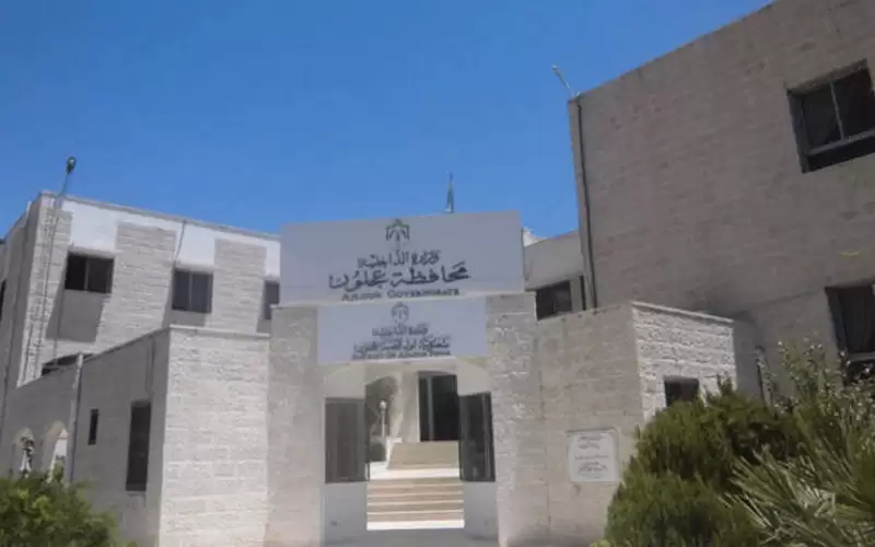 لمعالجة الاكتظاظ.. مدارس عجلون تجلس على