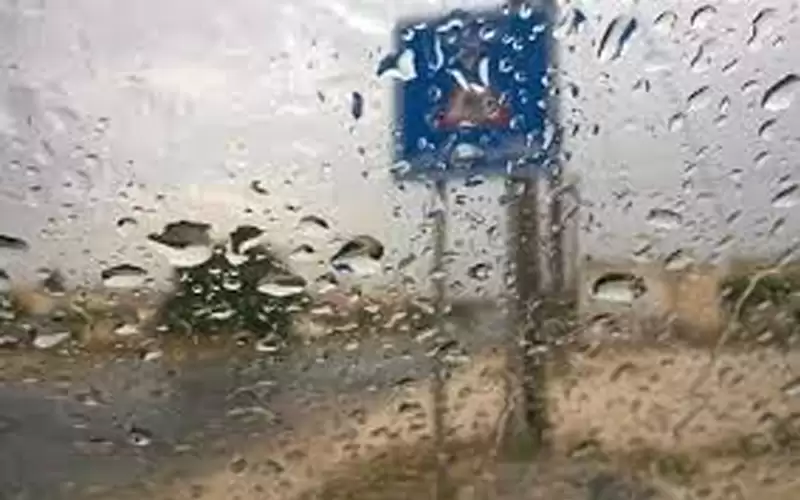 أمطار متفرقة والحرارة الصغرى عند 10