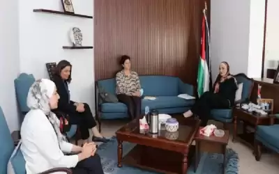 وزيرة الدولة للشؤون القانونية تلتقي مديرة