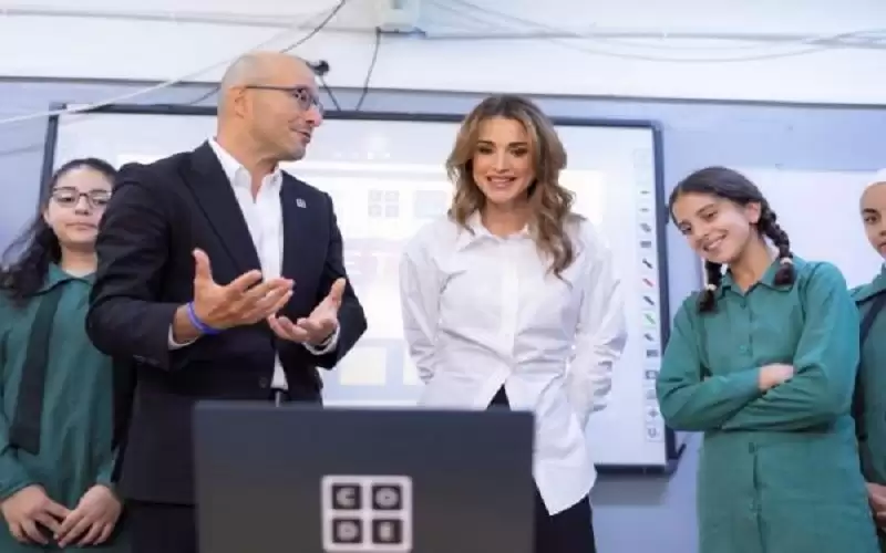 الملكة رانيا تزور مدرسة الجندويل ..