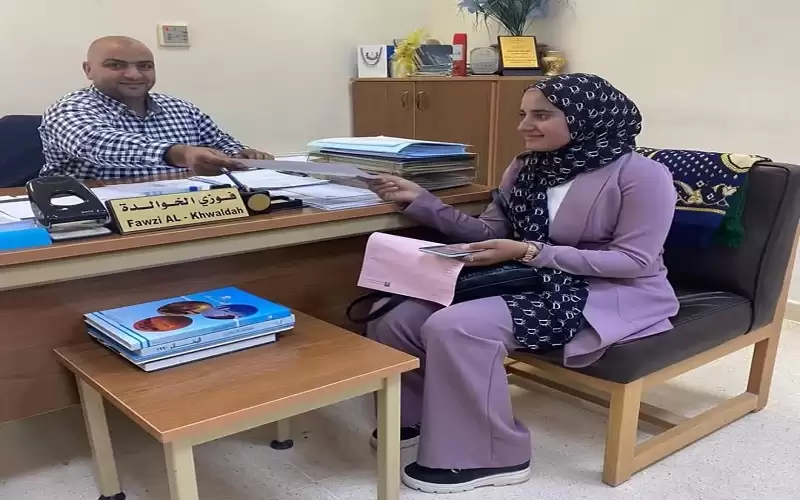الطالبة ذكى الحراحشة تستكمل الإجراءات