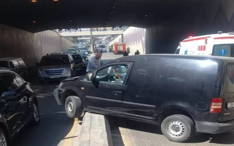 تصادم 3 مركبات داخل نفق الكيلو