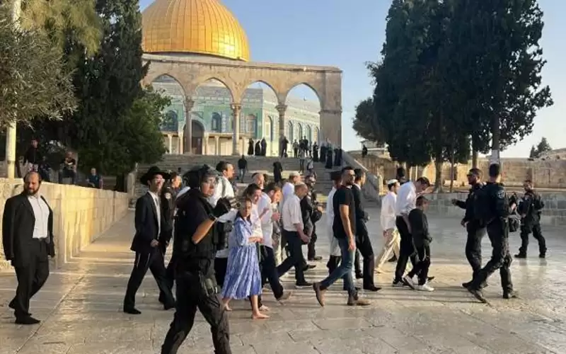 عشرات المستوطنين يقتحمون الأقصى والاحتلال يعتقل