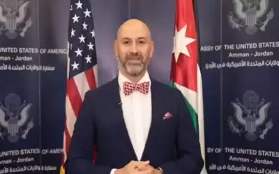القنصل الأميركي بالأردن يرتدي ربطة عنق