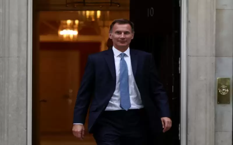 إقالة وزير المال البريطاني في ظل