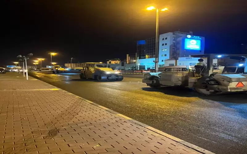 الأمانة تنهي التعبيد الليلي لطرق بقيمة