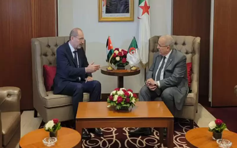 الأردن والجزائر يبحثان تحضيرات عقد القمة