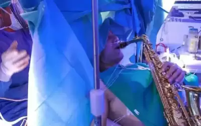 فنان ايطالي يقدم وصلة موسيقية أثناء