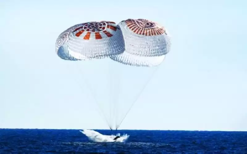 هبوط مظلي لـ 4 رواد فضاء