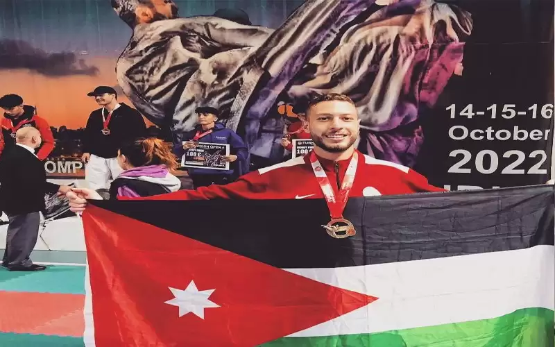 لاعب منتخب عمان الأهلية يتوج بذهبية